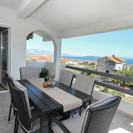 Apartment Lara Kastel Novi